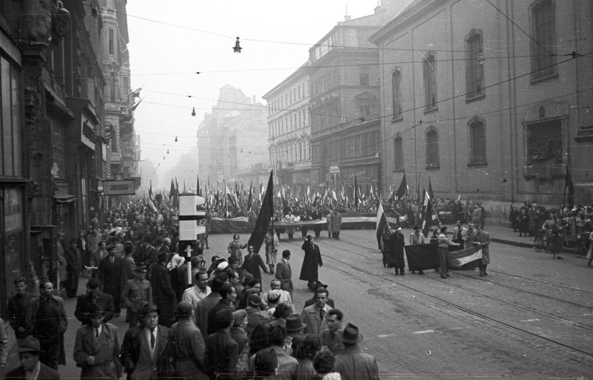 Anti-Soviet demonstrators march in protest against the USSR's control of Hungary, on Oct. 25, 1956. (<a href="https://commons.wikimedia.org/wiki/User:F%C3%A6">Fæ</a>/<a href="https://creativecommons.org/licenses/by-sa/3.0/">CC BY-SA 3.0</a>)