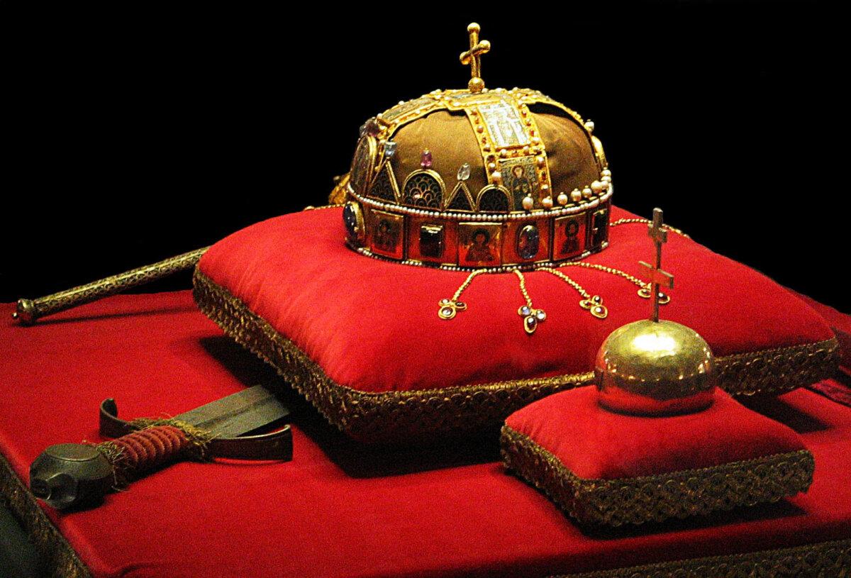 The Crown, Sword, Sceptre and Globus Cruciger of Hungary, in the Hungarian Parliament Building. (<a href="https://commons.wikimedia.org/wiki/User:CSvBibra">CSvBibra</a>/<a href="https://creativecommons.org/licenses/by-sa/3.0/">CC BY SA-3.0</a>)