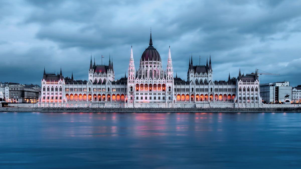 The Hungarian Parliament Building, where the crown jewels are on display today. (<a href="https://www.flickr.com/people/46191841@N00">Jorge Franganillo</a>/<a href="https://creativecommons.org/licenses/by/2.0/">CC BY 2.0</a>)