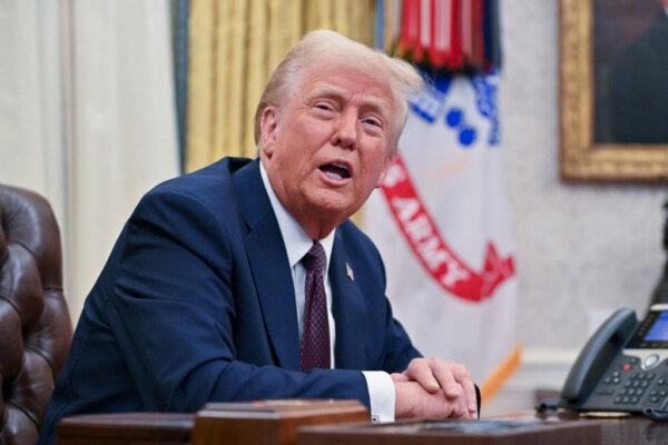 Gold Prices Settle Shy of Record High as Dollar Slide Boosts Metal | USNN World News President Donald Trump speaks to the media after signing executive orders in the Oval Office, on Jan. 23, 2025. (Roberto Schmidt/AFP via Getty Images)