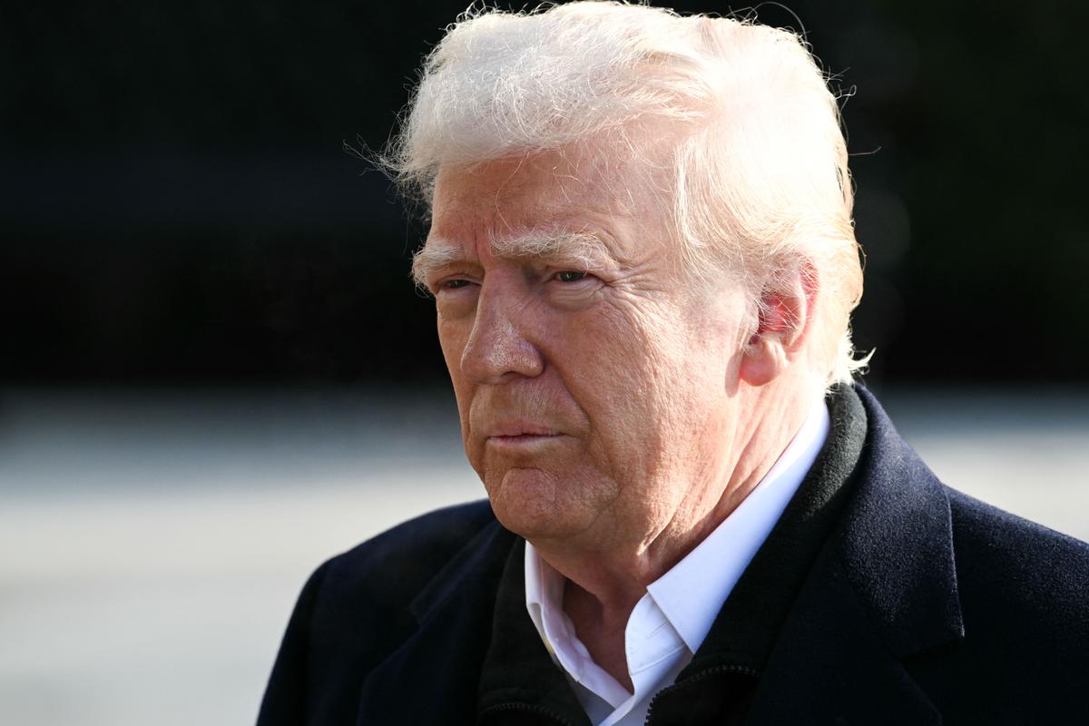 Trump Imposes Retaliatory Measures on Colombia After It Refuses Deportation Flights thumbnail