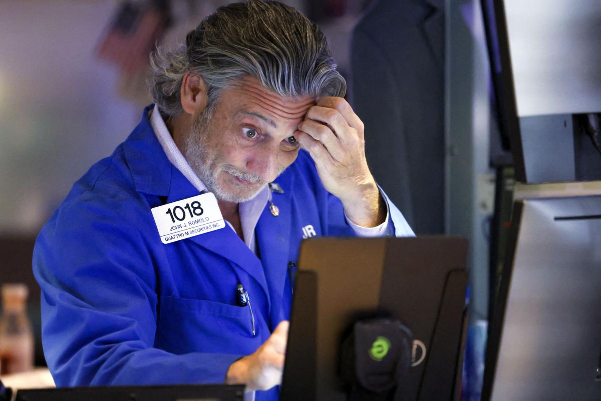 Nasdaq Falls 3 Percent as China’s DeepSeek AI Ignites Market Rout thumbnail