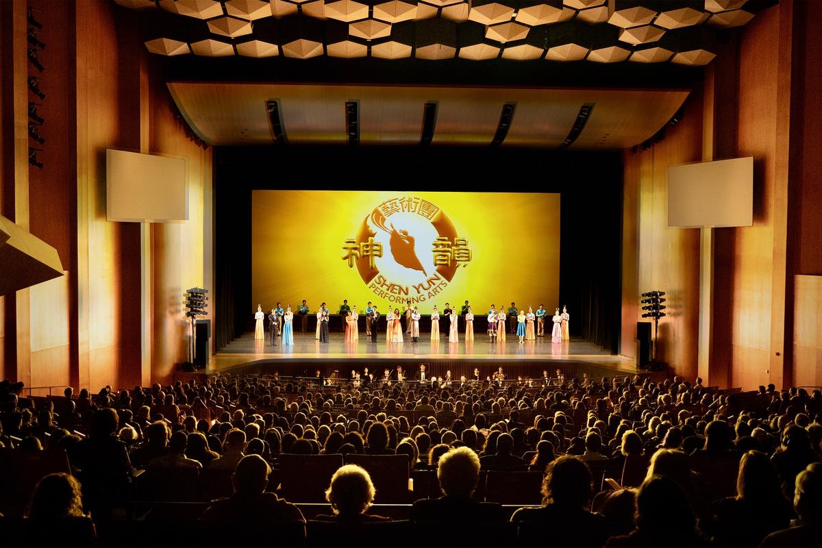 Shen Yun’s Celebration of Feminine Beauty Moves Theatergoer