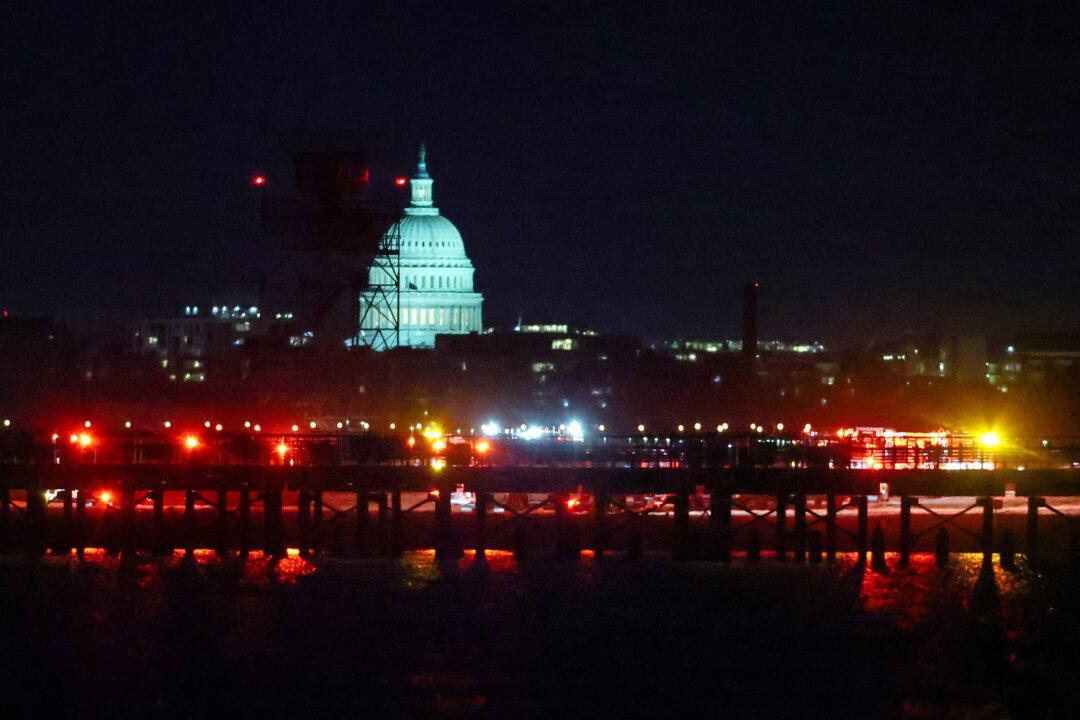 Everyone on Board Plane That Collided With Helicopter Near DC Feared Dead, Officials Say