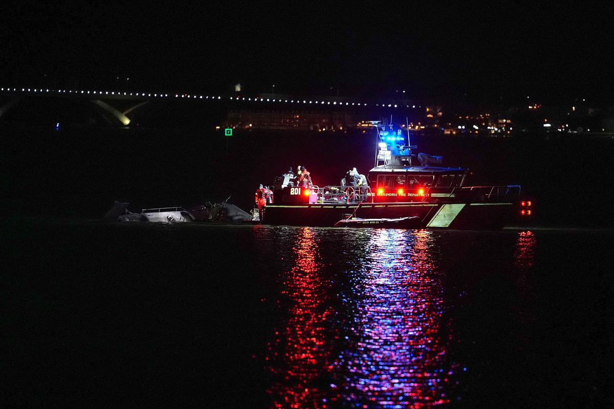 Plane Carrying 64 Collides With Military Helicopter Near Reagan National Airport