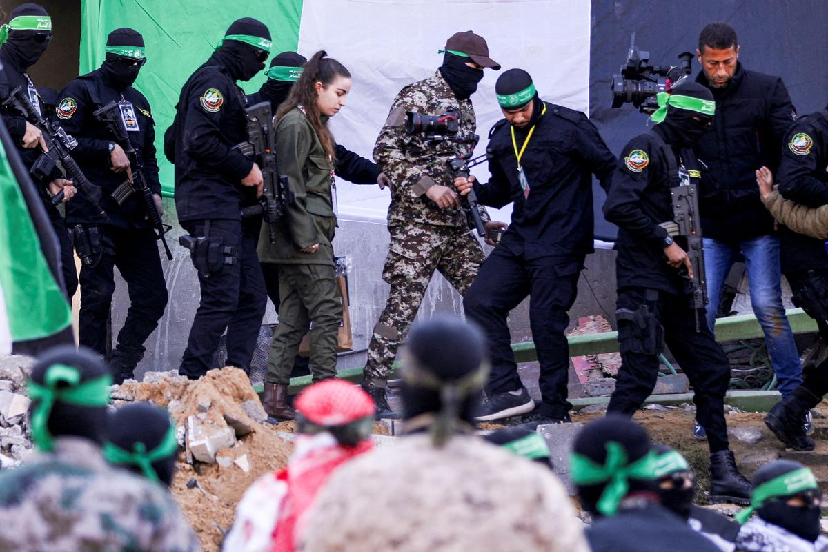 8 Israeli Hostages Freed Amid Chaotic Scenes as Cease-Fire Holds