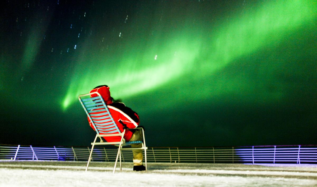 Spectators need to be ready at a moment's notice to see the northern lights when they appear. (Hurtigruten)