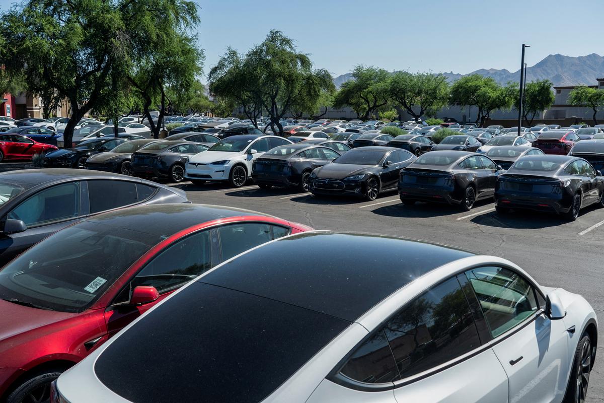 Tesla Recalls 239,000 US Vehicles Over Rear-View Camera Issue