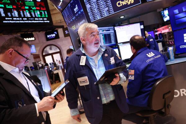 Traders work on the floor of the New York Stock Exchange during morning trading in New York City on Jan. 28, 2025. (Michael M. Santiago/Getty Images)