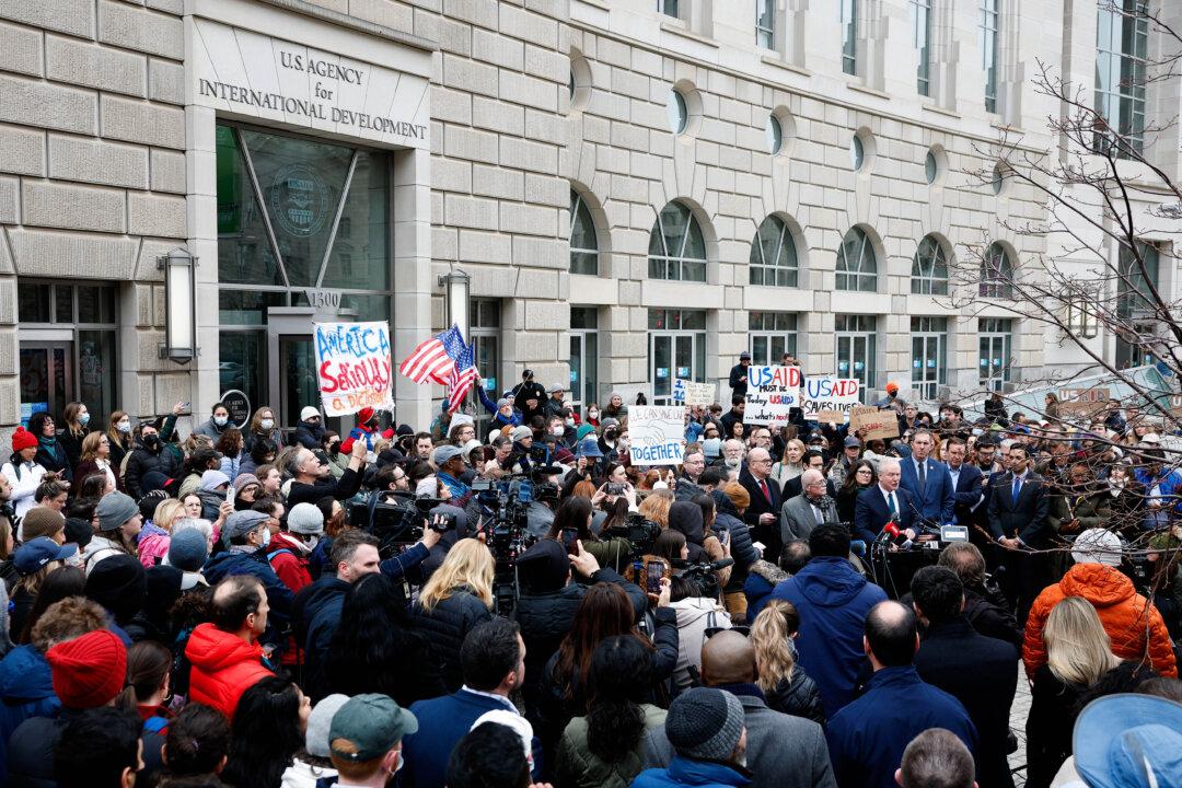Congressional Democrats Rally for USAID, Vow to Slow Trump’s Closure Order