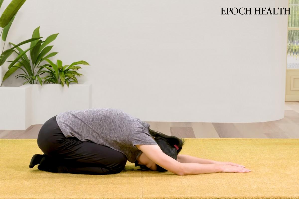 5 Effective Bedtime Stretches to Ease Back Pain | USNN World News Child’s Pose. (The Epoch Times)