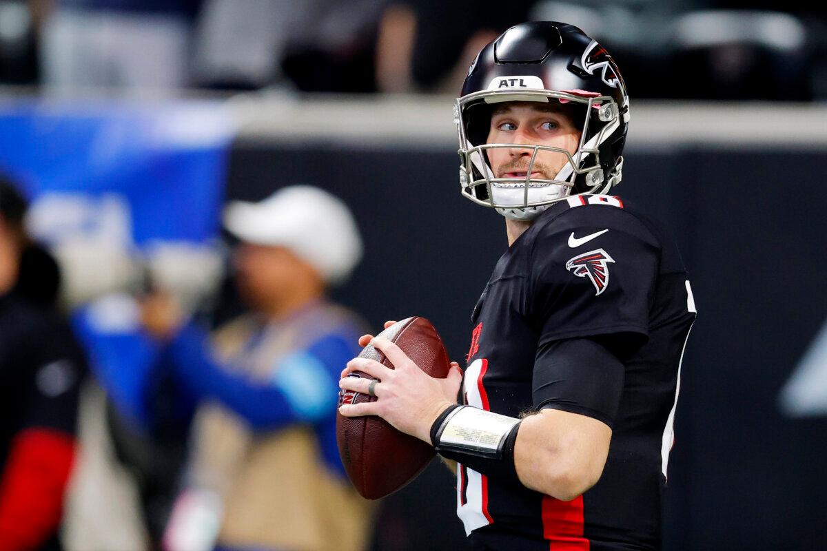 Kirk Cousins #18 of the Atlanta Falcons warms up before the game against the Carolina Panthers at Mercedes-Benz Stadium in Atlanta, Georgia, on Jan 5, 2025. (Todd Kirkland/Getty Images)