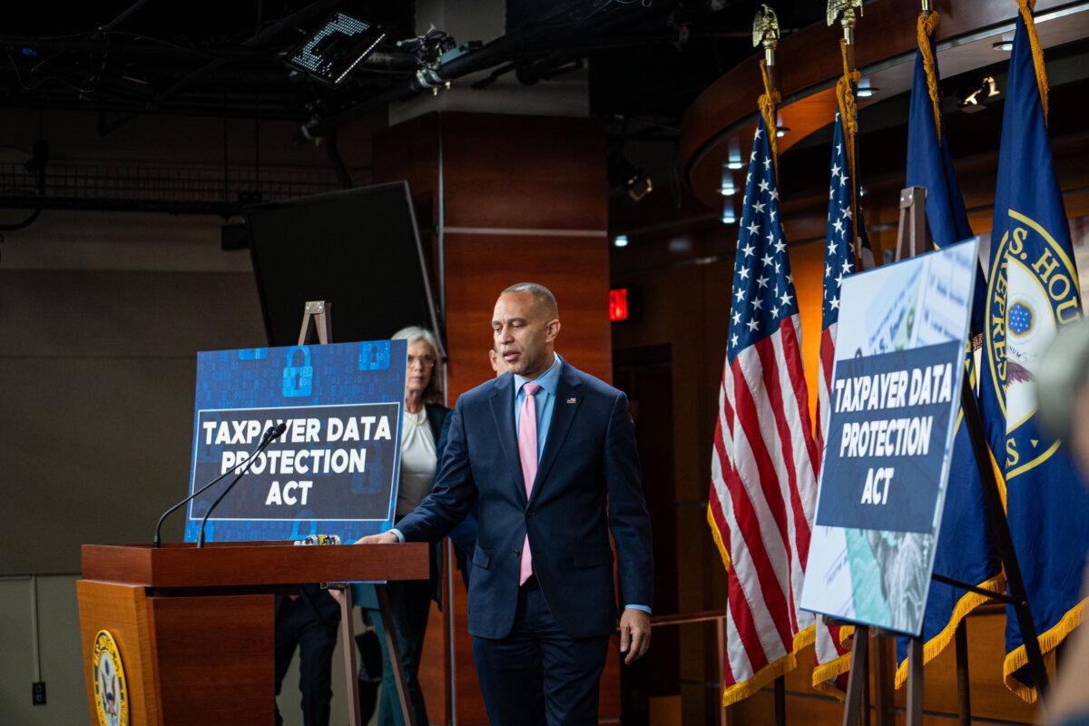 House Majority Leader Hakeem Jeffries (D-N.Y.), joined by other House Democrats, arrives for a press conference in Washington on Feb. 6, 2025. (Madalina Vasiliu/The Epoch Times)