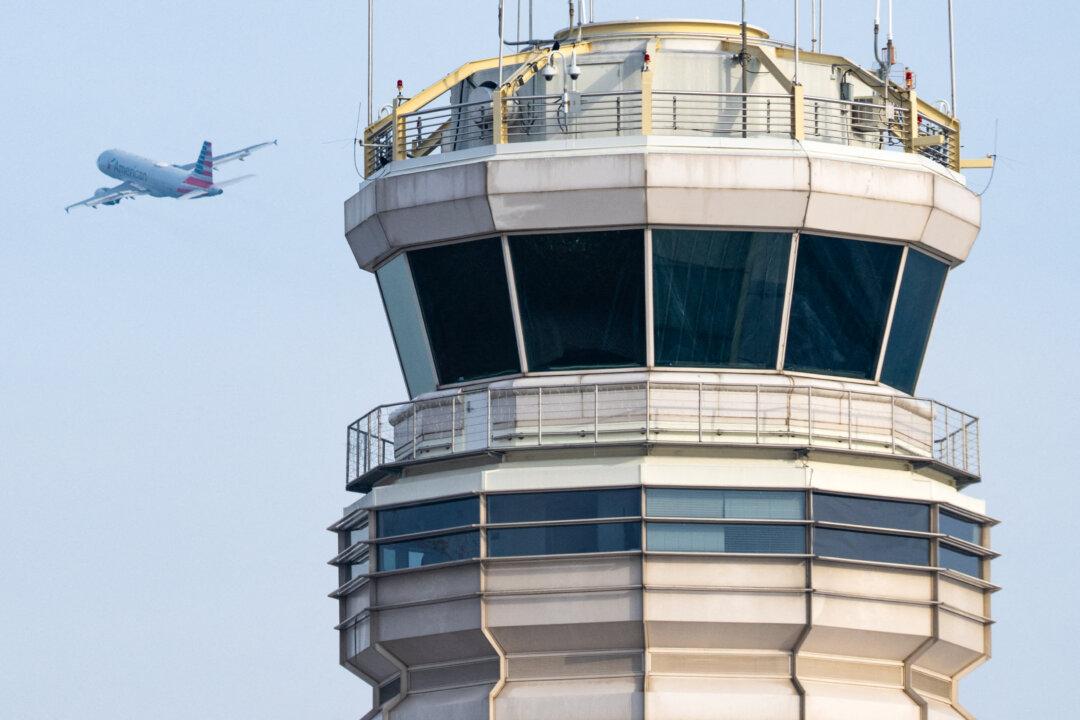 Trump Suggests Legislation to Overhaul Air Traffic Control System