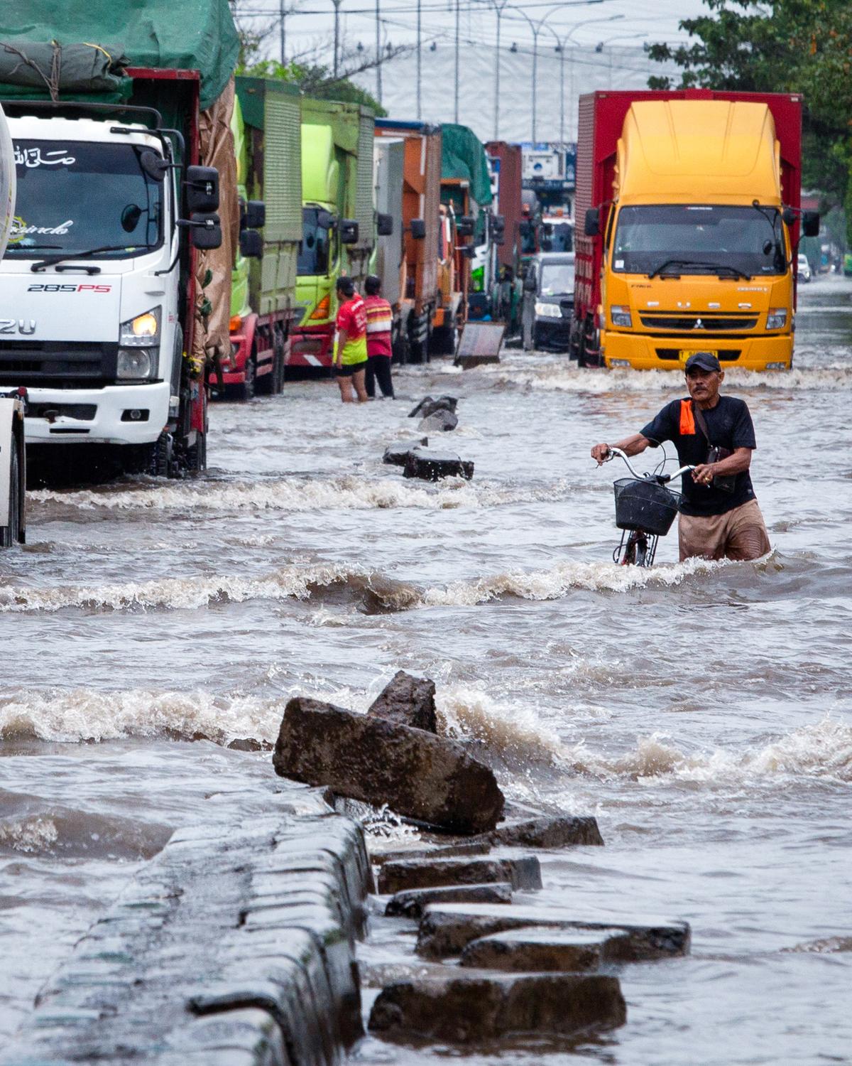 Day in Photos: Floods in Central Java, Trump Hosts Japanese Prime Minister, and Plane Crash in Brazil