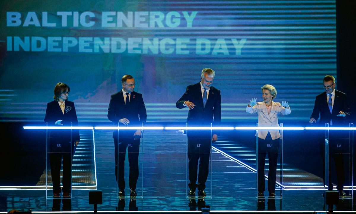 Day in Photos: Baltic Energy Independence Day, Migrants in the UK, and a Champion Bull thumbnail