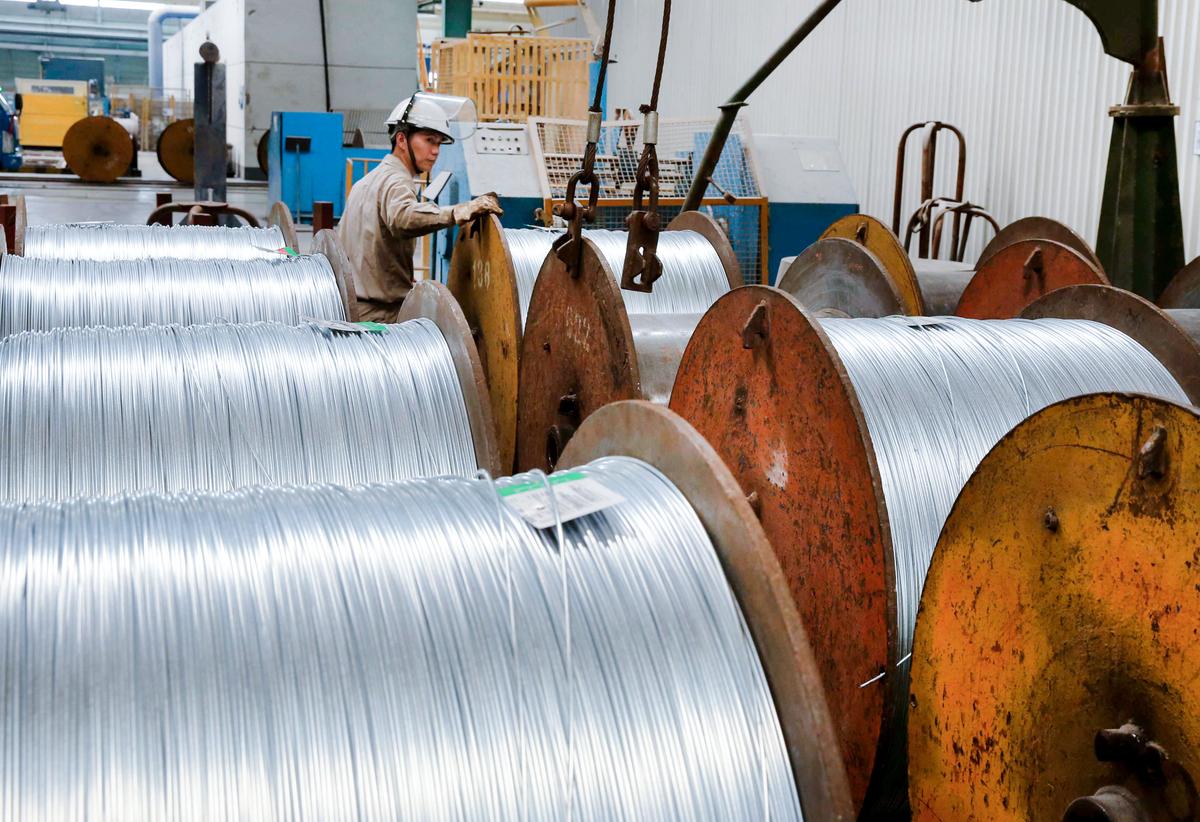 Trump Says He'll Impose 25 Percent Tariffs on Steel and Aluminum on Monday thumbnail