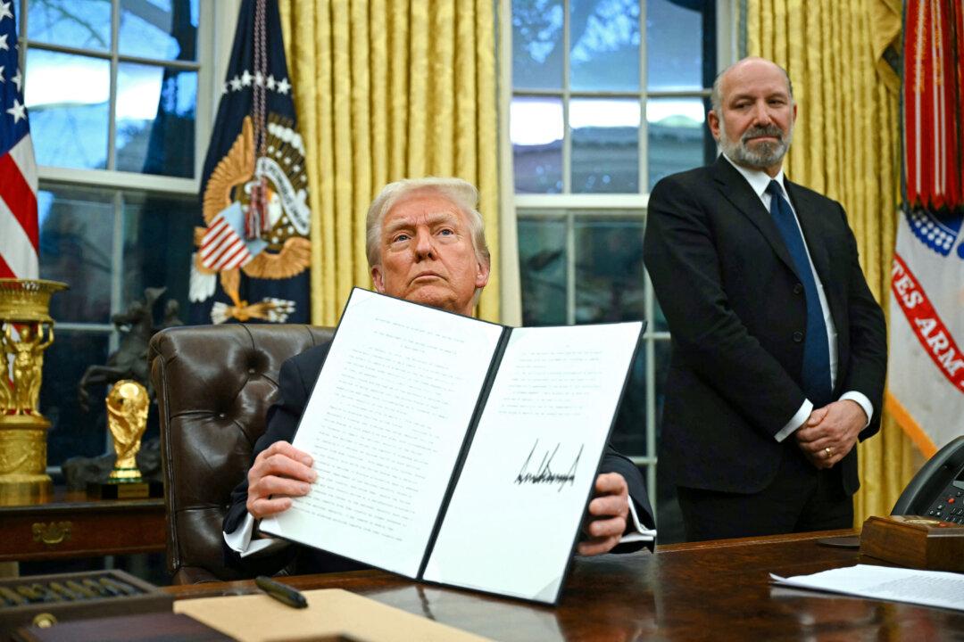 Trump Signs Order to Shut Down Federal Executive Institute