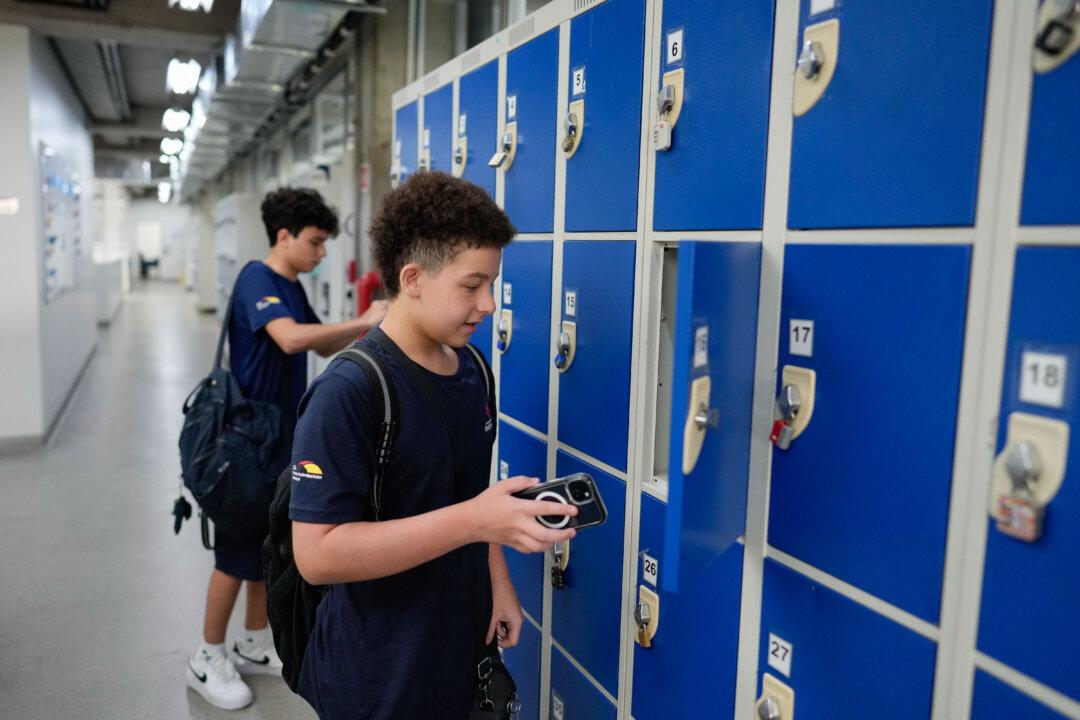 Federal Law in Brazil Bans Smartphones From Classrooms