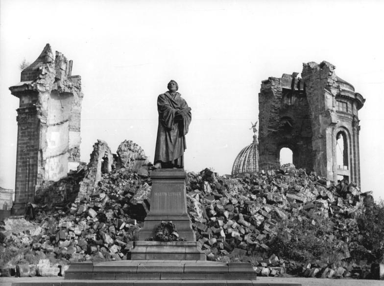 The Frauenkirche ruins in 1958. The ruins were left untouched for decades as a war memorial. (German Federal Archives, Giso Löwe/CC BY-SA 3.0 de)