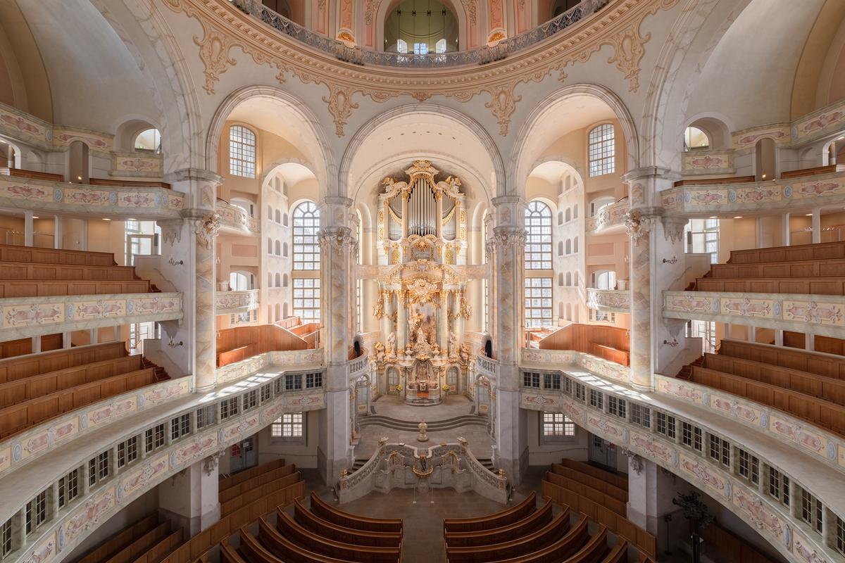 The impressive interior of the Frauenkirche Dresden fascinates visitors with its magnificent dome and detailed design. Completed in 1743, the baroque monumental building crowned the skyline of old Dresden for more than two centuries. (Antoine Bonine)