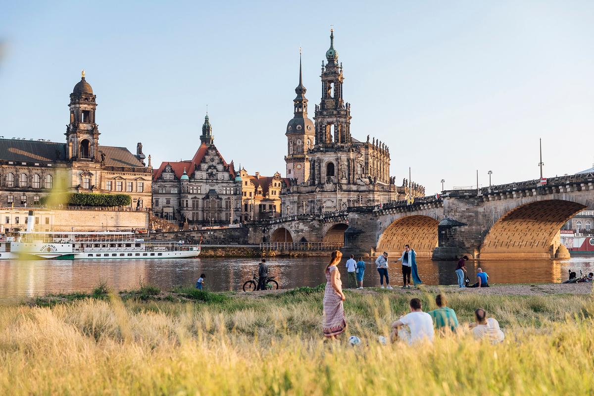 People find tranquility along the banks of the Elbe River. (Thomas Rötting)