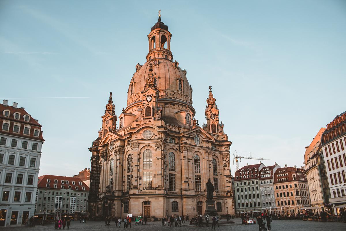 Builders used both old and new stones when rebuilding the Frauenkirche, symbolically illustrating that the past is always part of the present. (Patrick Eichler)