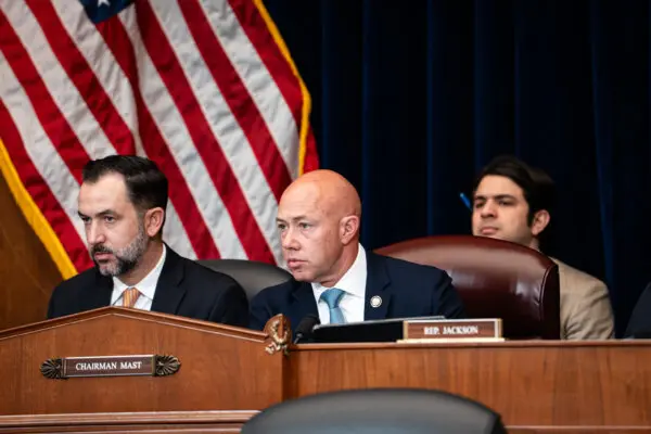 New China AI Chip Rule Puts Trump Admin, Lawmakers at Odds