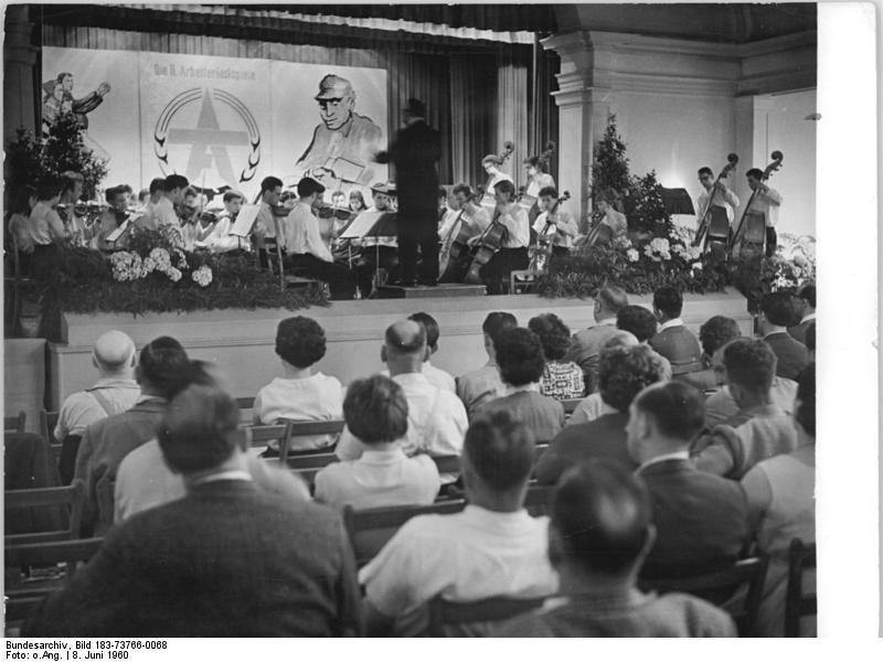 On the occasion of Robert Schumann's 150th birthday, a symphony concert by the Staatskapelle Dresden took place in Zwickau on the evening of Aug. 6, 1960. (<a href="https://www.bild.bundesarchiv.de/dba/de/search/?query=Bild+183-73766-0068">German Federal Archives</a>/<a href="https://creativecommons.org/licenses/by-sa/3.0/de/deed.en">CC-BY-SA 3.0 de</a>)