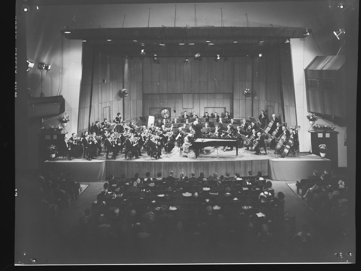 Bergen Philharmonic Orchestra (1964). (<a href="https://commons.wikimedia.org/wiki/User:AFNDG">AFNDG</a>/<a href="https://creativecommons.org/publicdomain/zero/1.0/deed.en">CC0</a>)