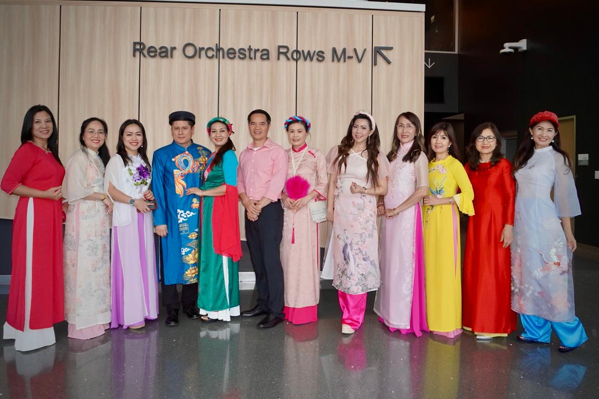 Business Owner Sees Shen Yun Every Year, Brings 26 More Fans