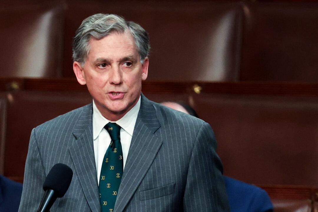 Community Banks in Decline, Struggle With High Regulatory Burden