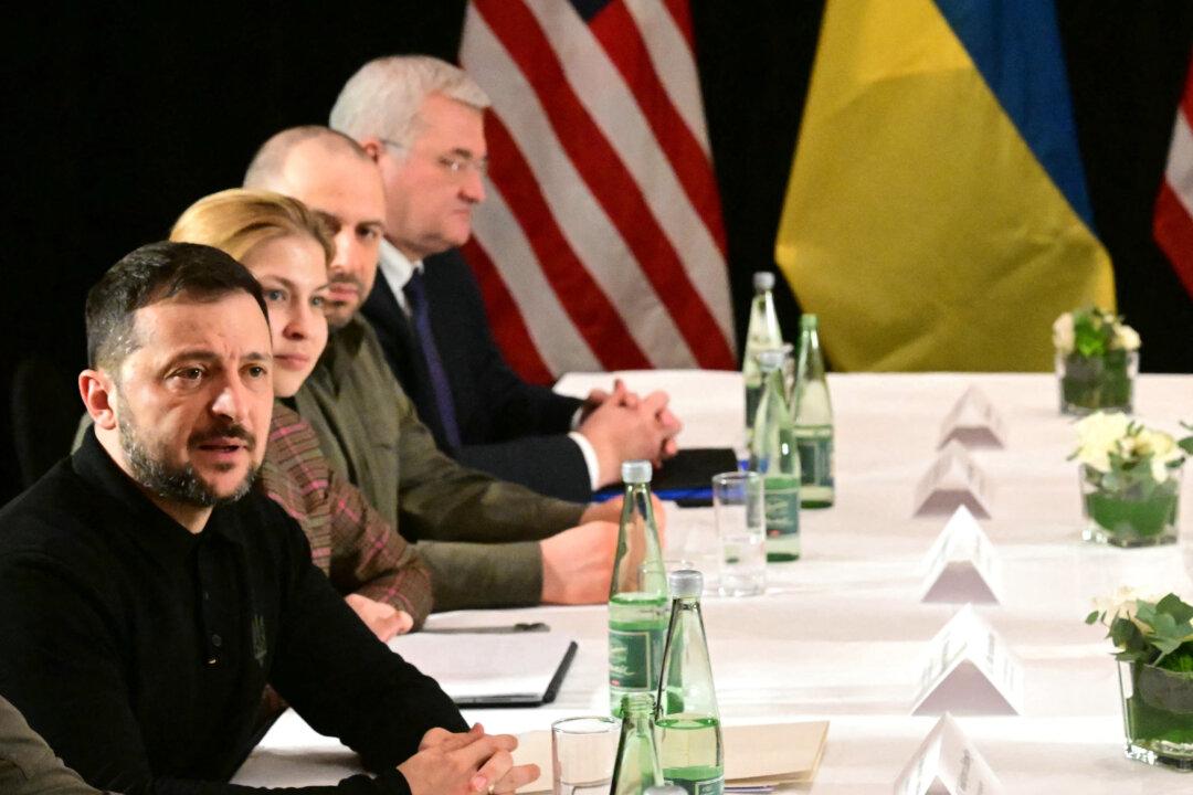 Zelenskyy Holds Out for Better US Security Guarantee in Natural Resources Deal