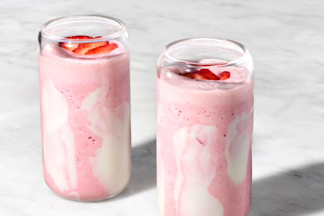 You Only Need 3 Ingredients for This ‘Strawberry Cloud’ Smoothie