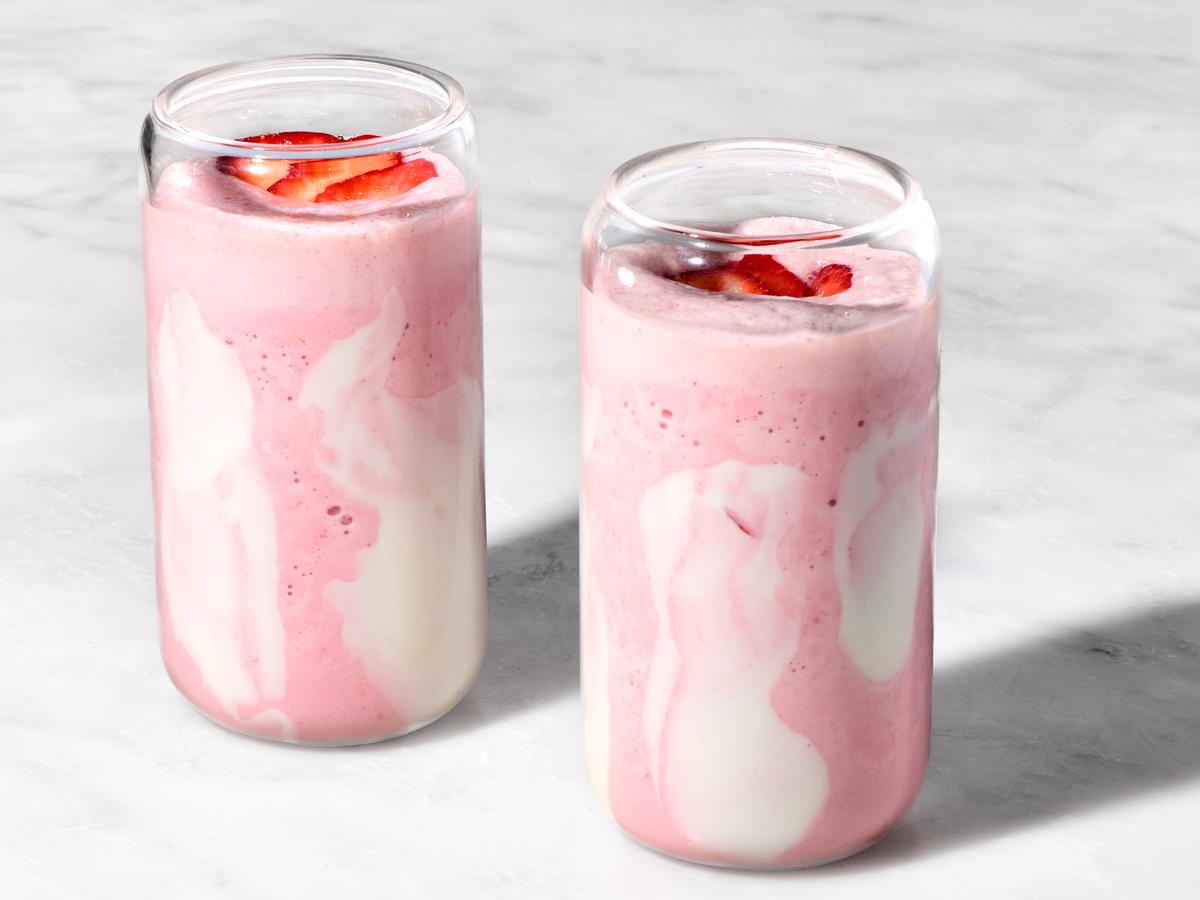You Only Need 3 Ingredients for This ‘Strawberry Cloud’ Smoothie