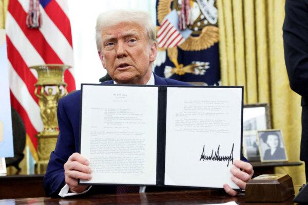 Dow Jones Suffers Worst Day of 2025 on New Economic Fears, Expiring Options | USNN World News President Donald Trump holds an executive order on tariffs in the Oval Office on Feb. 13, 2025. (Kevin Lamarque/Reuters)