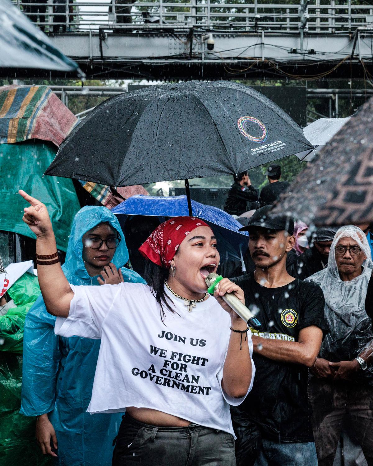 Day in Photos: Protests in Indonesia, Howard Lutnick Sworn In, Heavy Snow in Turkey
