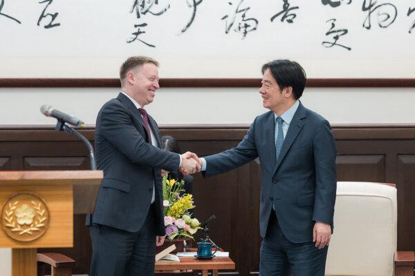 President Lai Chinte (right) will shake hands with Matthew Pottinger of Taipei on February 17, 2025.