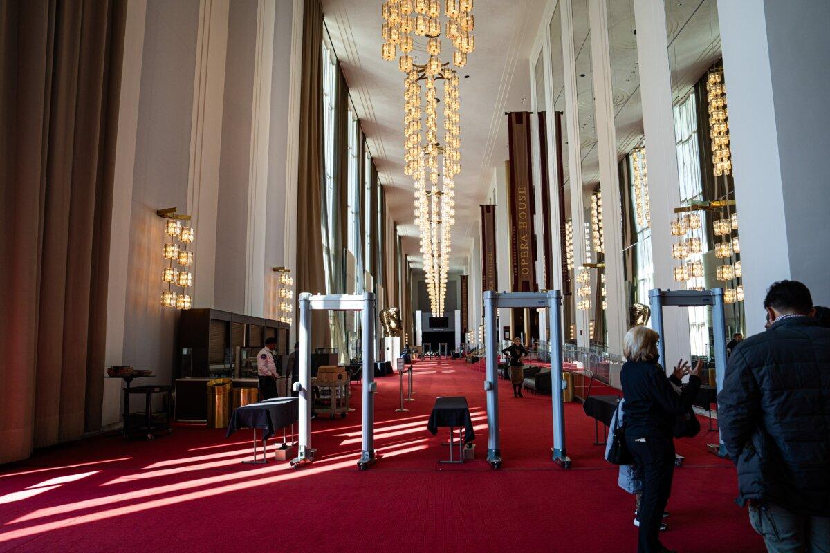 Extra security is put in place surrounding the Kennedy Center Opera House in Washington on Feb. 21, 2025, after a bomb threat targeting Shen Yun was cleared the day before. (Madalina Vasiliu/The Epoch Times)