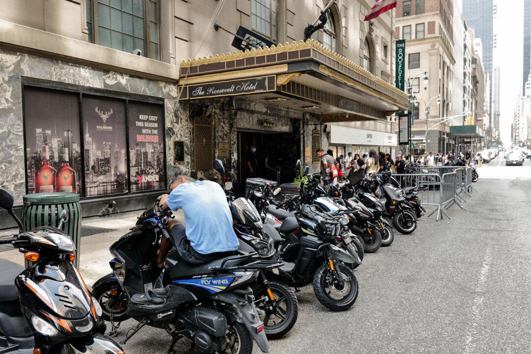 New York Mayor Says Illegal Immigrant Shelter in Roosevelt Hotel to Close