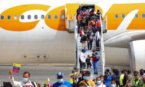 US Deportation Flight Carrying Venezuelan Illegal Immigrants Arrives in Caracas