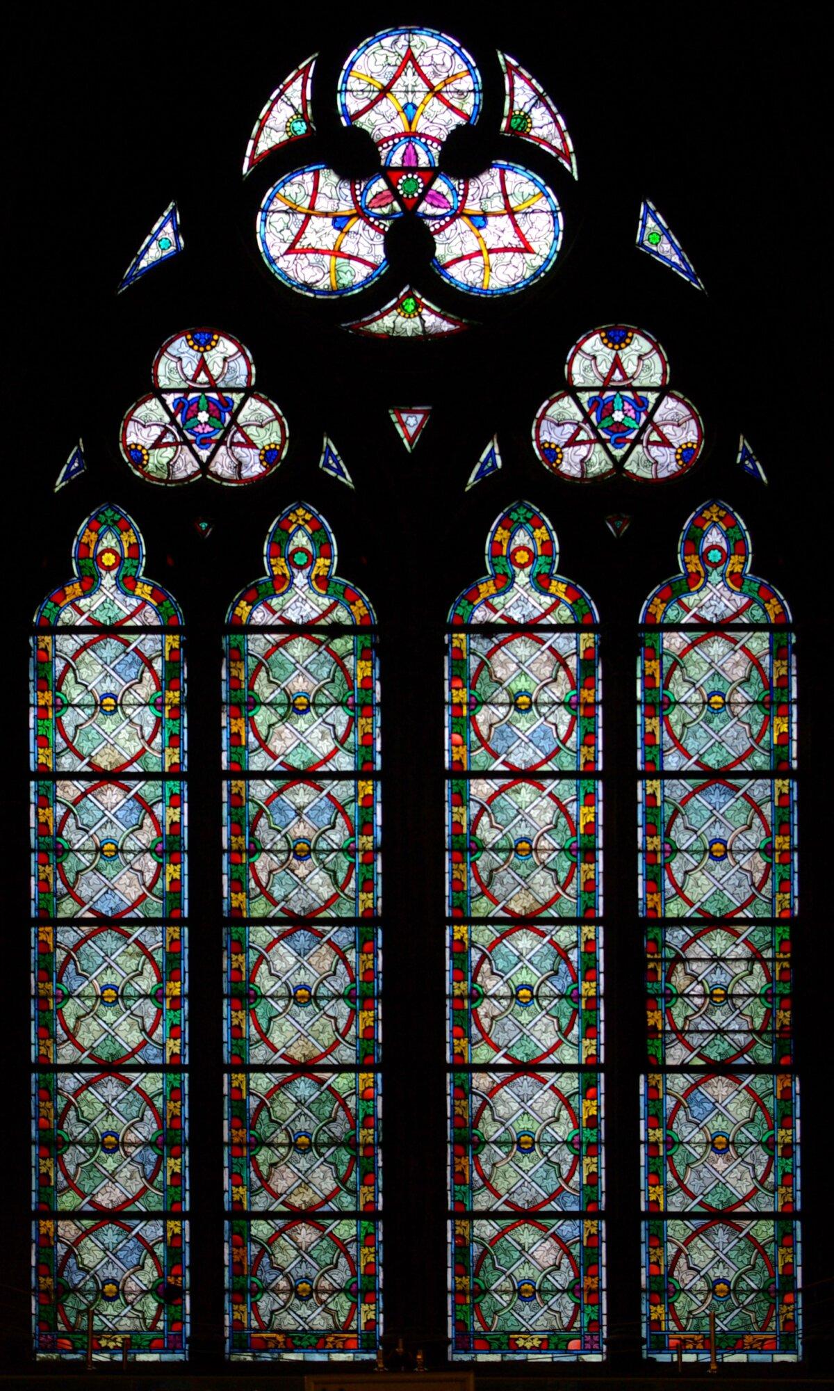 The grisaille in the St. Francis-Xavier Chapel at Notre-Dame de Paris is one of the six chapel windows set to be replaced by contemporary stained glass in 2026. Glassmakers created geometric patterns of diamonds, half-quadrilobes, and mandorlas over grisaille painted foliage on the lancet windows (tall, narrow windows with a lance-like point). The colorful border echoes the colors used throughout the window. (Public Domain)