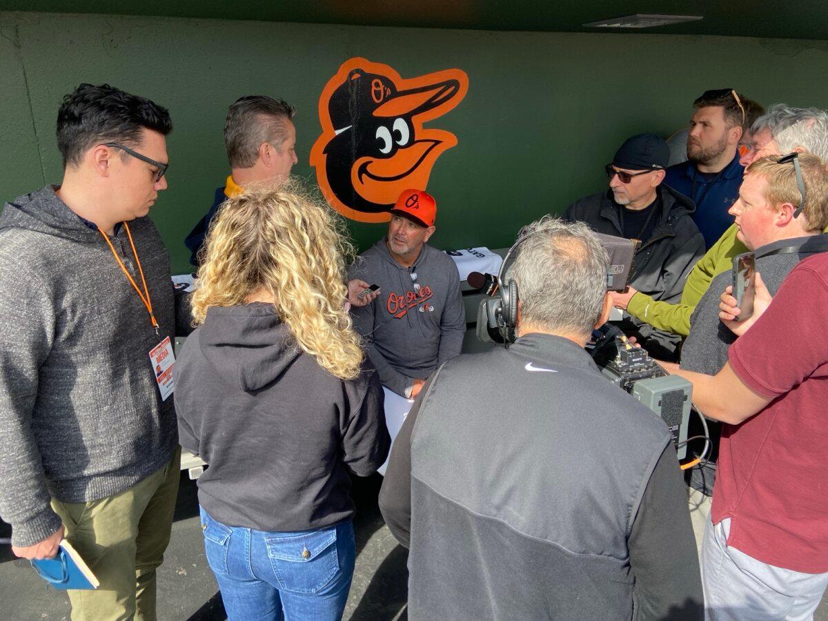 Baltimore Orioles manager Brandon Hyde asks and asks media members questions before the Grapefruitregue match in Sarasota, Florida (Courtesy of Donald Livel)
