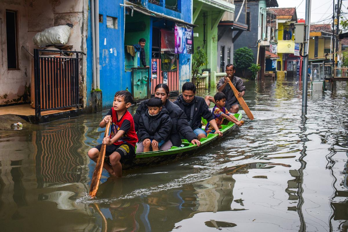 Day in Photos: Flooding in Indonesia, Fire in New York, and New Rare Fresco in Pompeii thumbnail