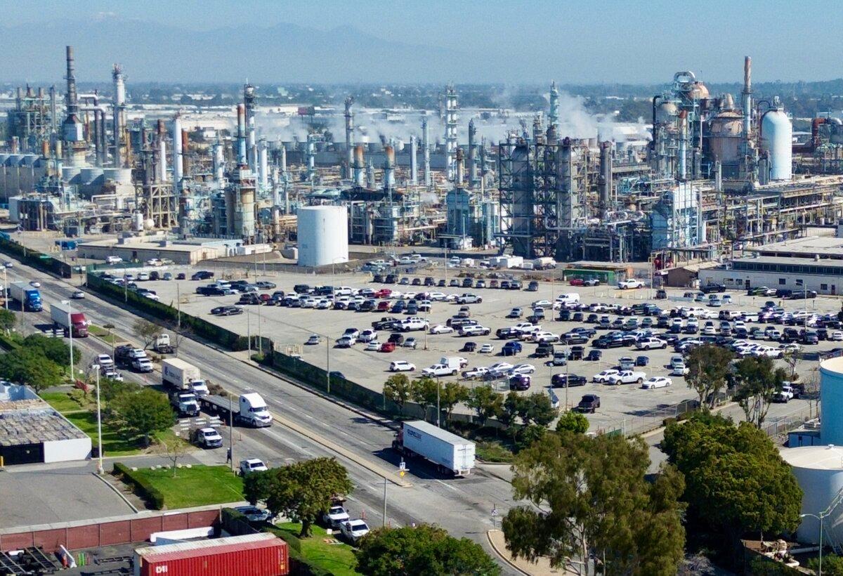 California Ponders Takeover of Oil Refineries as Facilities Shut Down | USNN World News An oil refinery near the Port of Long Beach, Calif., on Feb. 26, 2025. (John Fredricks/The Epoch Times)