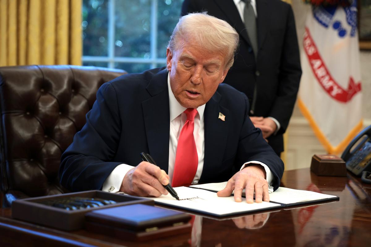 Trump Orders Agencies to Review All Contracts for Waste With DOGE thumbnail