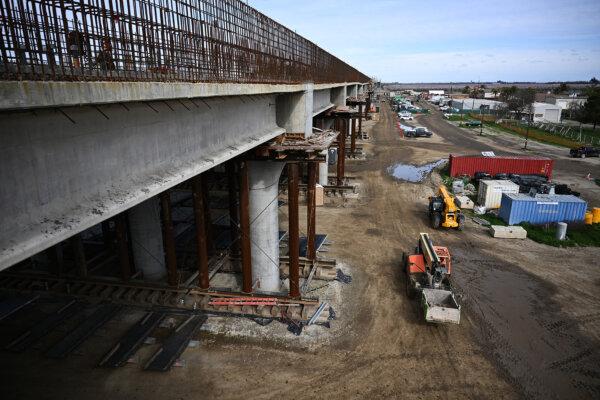 Crews build the Hanford Viaduct over Highway 198 as part of the California high-speed rail project in Hanford, Calif., on Feb. 12, 2025. (Patrick T. Fallon/AFP via Getty Images)