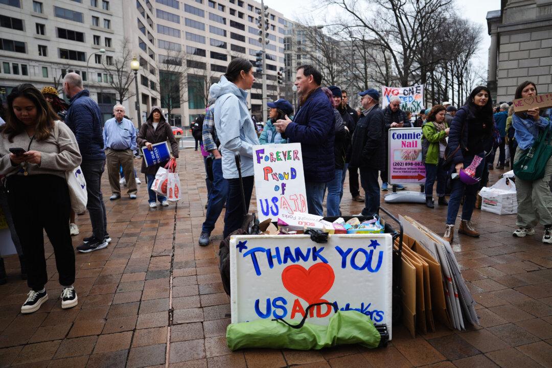 Laid Off USAID Employees Express Frustration, Greeted by Supporters