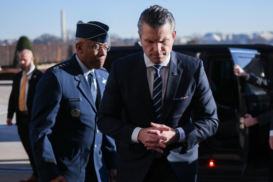 Former Pentagon Chiefs Demand Congressional Hearings on Trump’s Removal of Top Military Leader