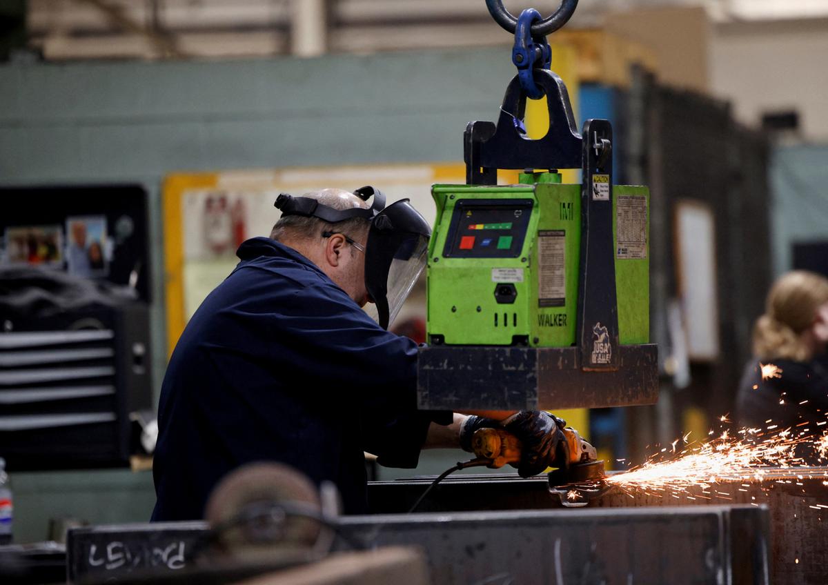 Ontario Sheds 38,000 Jobs Amid US Tariff Impact on Manufacturing Sector